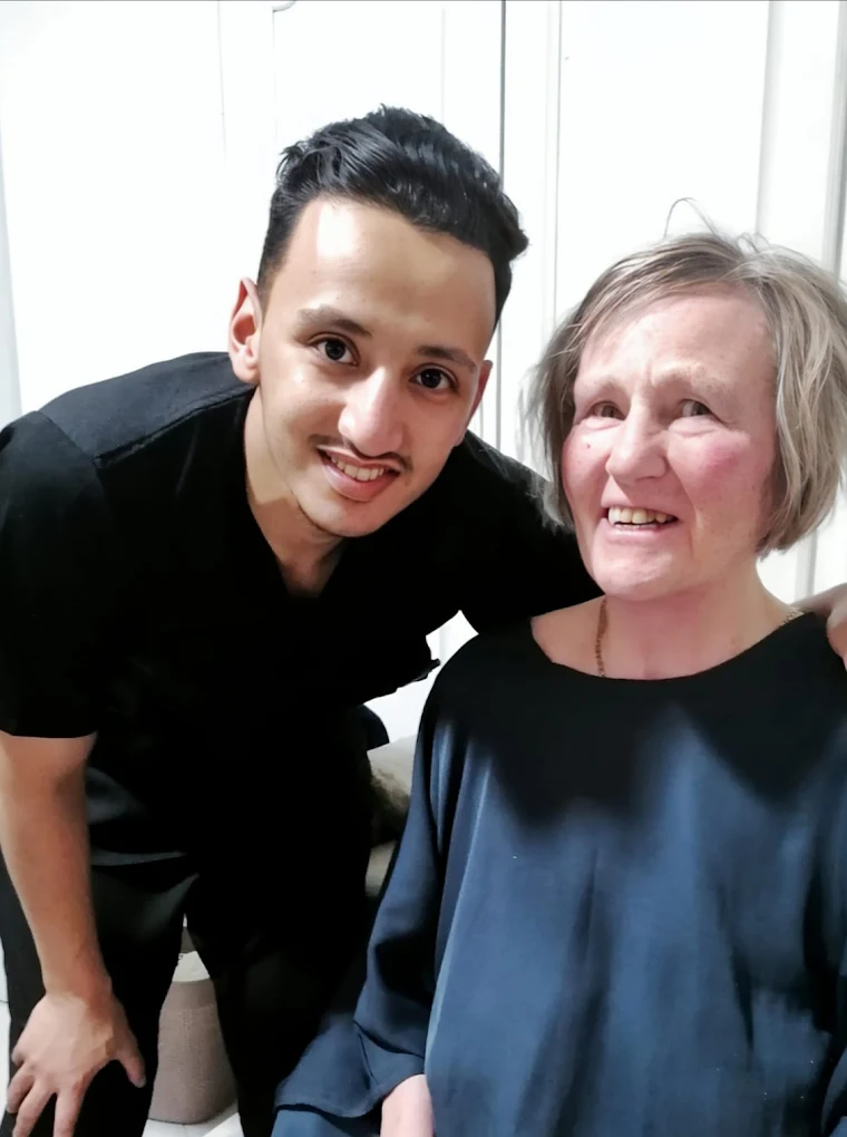Patient with chiropractor Ayyoub Ouchen after pain-free result in Agadir